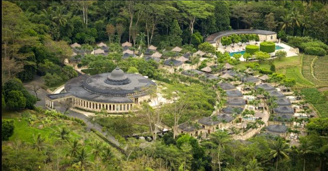 Review Amanjiwo Yogyakarta, resort mewah dekat Candi Borobudur dengan vila eksklusif, fasilitas premium, dan panorama alam spektakuler.