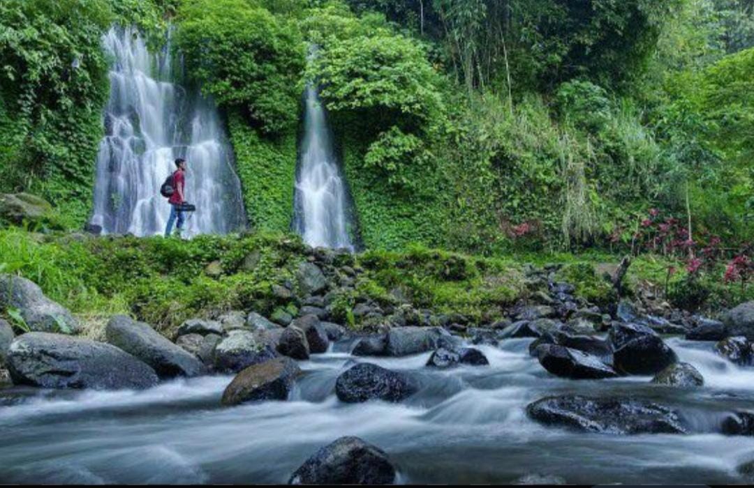 Air Terjun Jagir Banyuwangi menawarkan air jernih, lokasi strategis dekat pusat kota, dan sensasi relaksasi alami di tengah panorama alam asri.