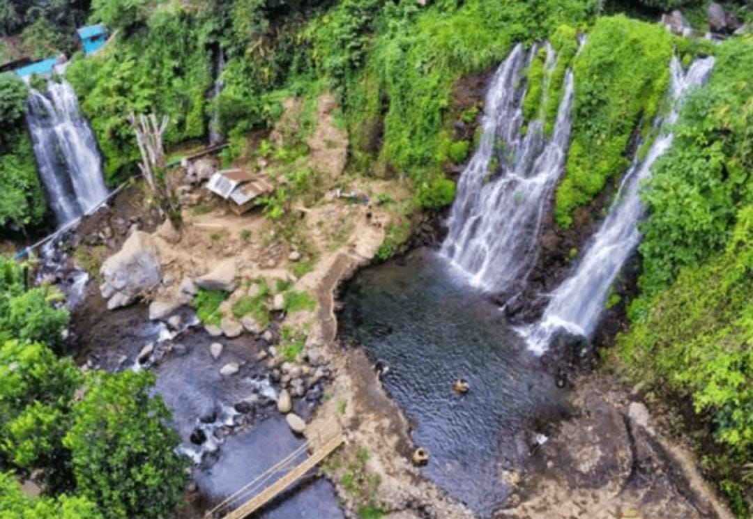 Air Terjun Jagir Banyuwangi menawarkan tiga aliran air terjun kembar, panorama lereng Ijen, dan lokasi strategis dekat Desa Kemiren.