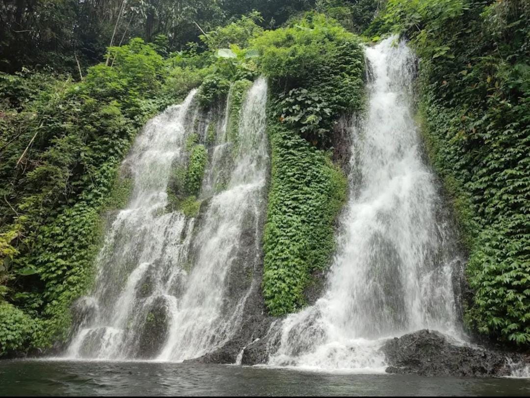 Wisata Air Terjun Jagir Banyuwangi viral karena tiga air terjun, air jernih, jalur trekking, dan fasilitas lengkap untuk liburan alam.