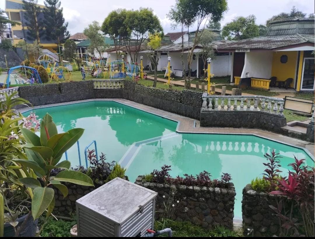 Hotel Koneng Puncak tawarkan penginapan murah Rp100.000-an, kolam renang, fasilitas lengkap, dan kamar unik bertema klub sepak bola.