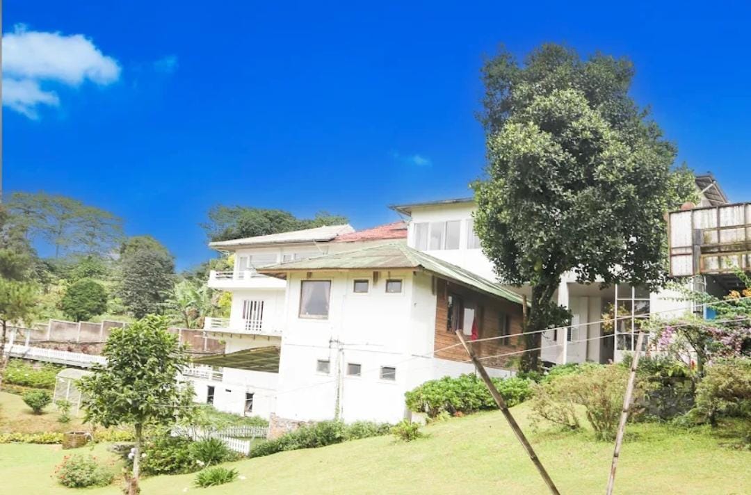 Villa Bunga-Bunga Cisarua tawarkan staycation murah dengan kolam renang, pemandangan perkebunan teh, dan fasilitas lengkap untuk liburan keluarga.