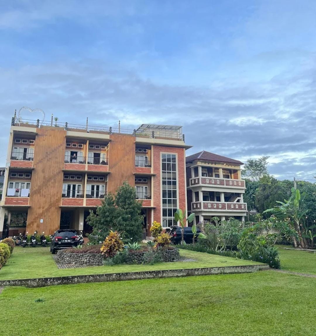 Mulai Rp100.000-an, Urban View Hotel Syariah Cisarua Puncak hadir dengan kolam renang, rooftop, dan taman luas. Liburan hemat nyaman!