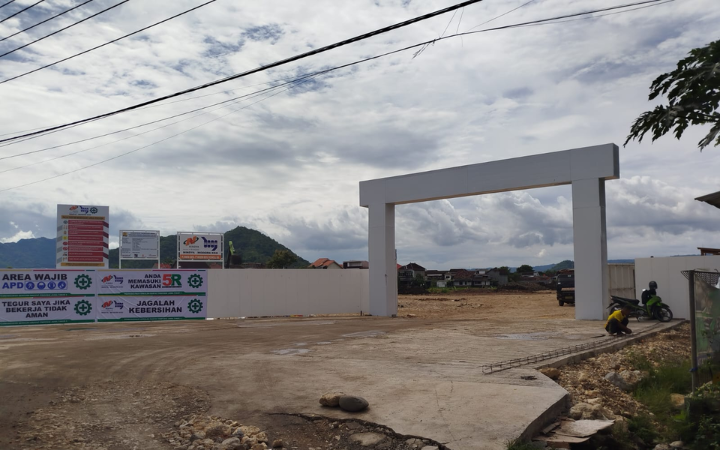TAK TERPENGARUH: Proyek pembangunan Sekolah Rakyat yang saat ini masih beroperasi kendati sempat gagal lelang pada proses pengurukan.