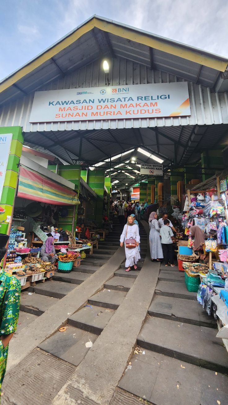 Sensasi naik ojek gunung, makam dan Masjid Sunan Muria, rompi Rp277 juta, dan legenda buah parijoto di Kudus, Jawa Tengah