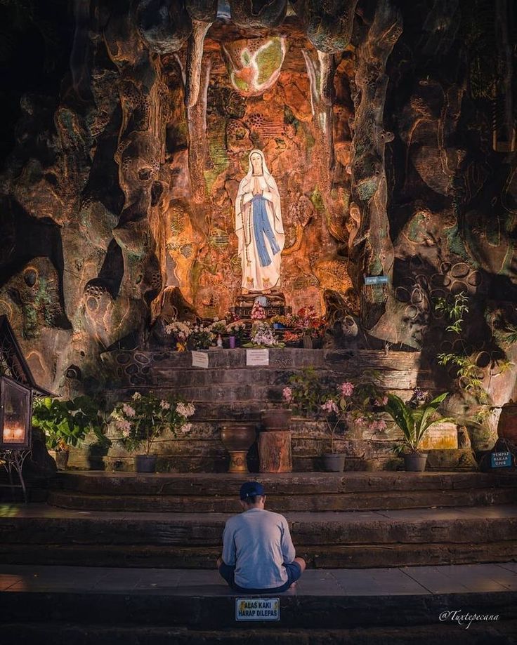 Gua Maria Kaliori Banyumas merupakan tempat ziarah Katolik terbesar di Indonesia dengan fasilitas lengkap, sejarah panjang, dan suasana spiritual