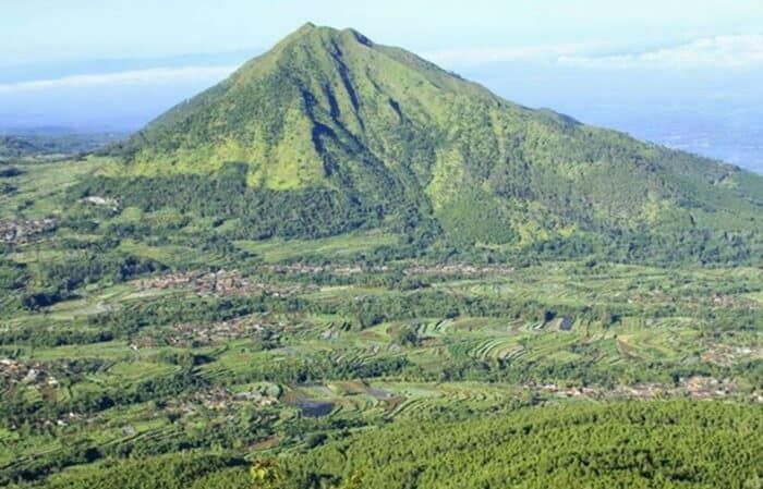 Gunung Kemukus Sragen kini tampil baru sebagai wisata religi favorit. Simak transformasi, daya tarik, dan fasilitas terkininya di sini