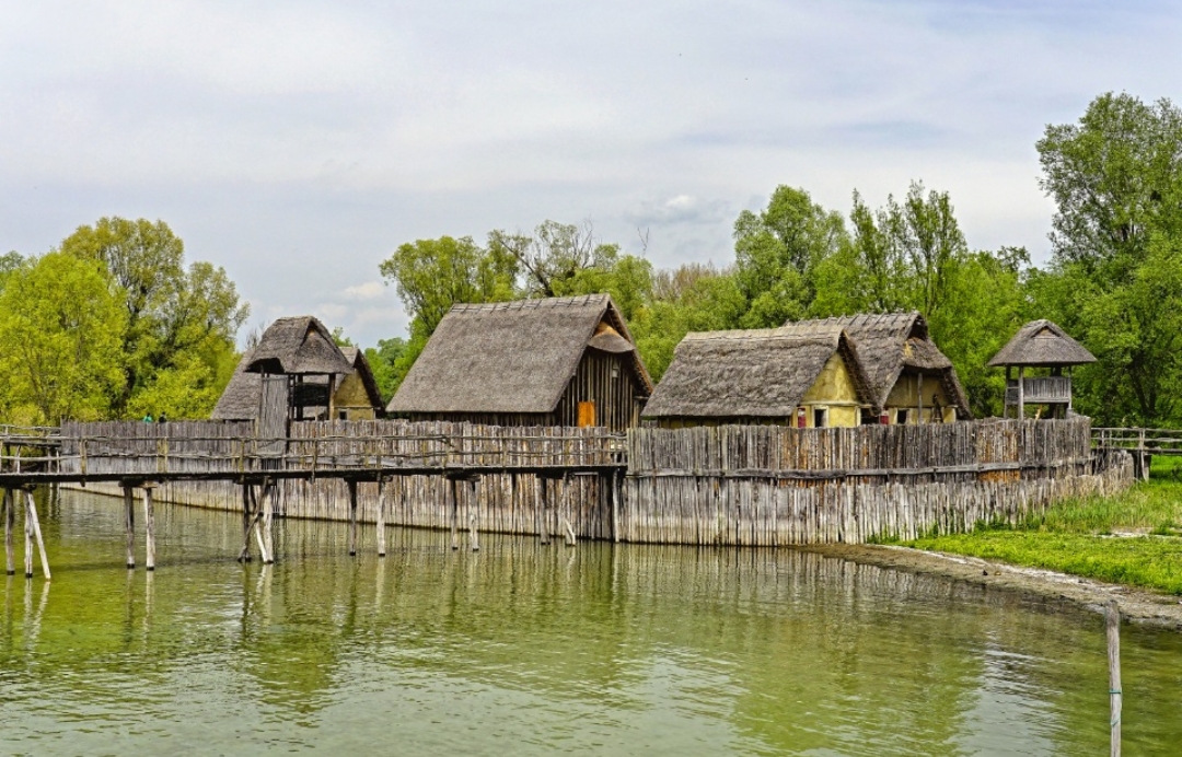 Kampung Rawa Ambarawa suguhkan sawah, gunung, perahu wisata, dan kuliner. Spot foto Instagramable jadi favorit wisatawan Semarang.