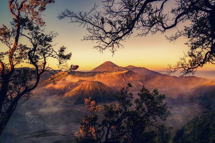Wisata Gunung Bromo menyuguhkan desa di atas awan, sunrise langka, dan kawah aktif yang menghadirkan petualangan tak terlupakan.