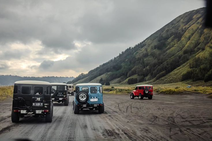 Wisata Gunung Bromo wajib mampir ke 8 spot terbaik, dari Penanjakan sunrise, Savana Teletubbies, hingga Kawah Bromo yang ikonik.