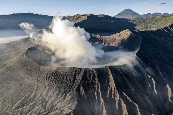 Menyusuri kawah Gunung Bromo dari dekat, dengar gemuruh kawah, nikmati lautan pasir, dan lihat aktivitas warga Suku Tengger.