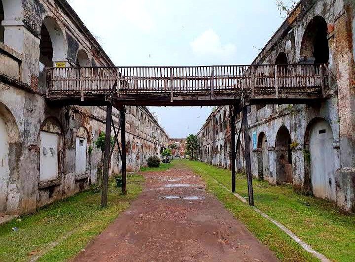 Wisata Ambarawa menawarkan museum kereta api, benteng Belanda, Danau Rawa Pening, Eling Bening, hingga Monumen Palagan bersejarah