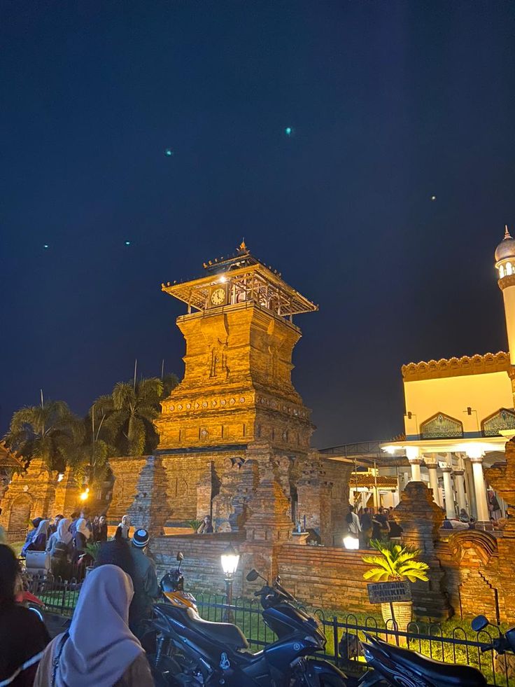 Wasiat Sunan Kudus Bagus Ngaji Dagang diyakini membawa kemuliaan hidup. Simak kisah lengkap dari makam Menara Kudus di sini.