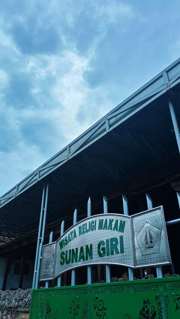Makam Sunan Giri di Gresik menawarkan wisata religi, rute perjalanan, dan sejarah Raden Ainul Yaqin. Simak panduan lengkapnya di sini.