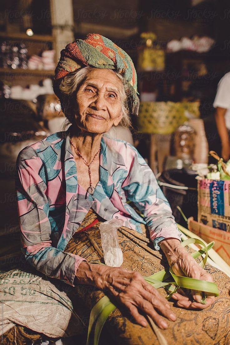 Ramalan Indonesia terbelah empat viral di YouTube, bahas perubahan alam, tradisi Jawa, hingga filosofi spiritual leluhur.Pinterest