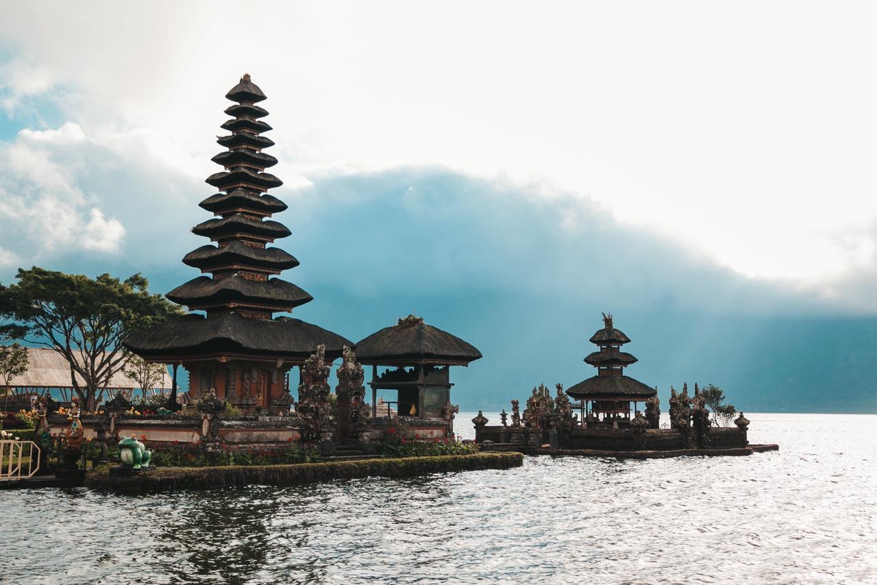 Rekomendasi 12 tempat wisata terbaik di Bali dari pura ikonik, pantai pasir putih, hingga pusat budaya favorit wisatawan.