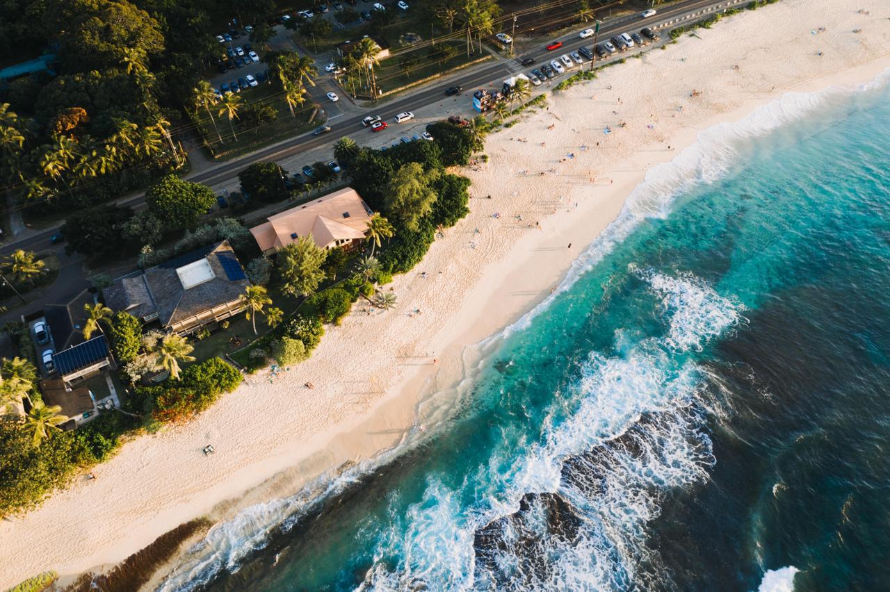 Panduan perjalanan Bali paling lengkap mulai dari pura, sawah terasering, gunung, air terjun, hingga Nusa Penida, Lembongan, dan Ceningan.