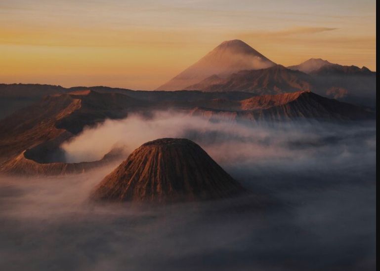 Isu Sabdo Palon nagih janji dikaitkan dengan letusan Gunung Semeru akhir 2025. Mitos atau simbol budaya? Simak ulasan lengkapnya.