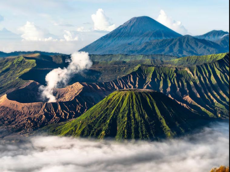Letusan Gunung Semeru dikaitkan ramalan Jayabaya. Benarkah jadi pertanda nasib manusia? Simak penjelasan bijak dan rasionalnya.