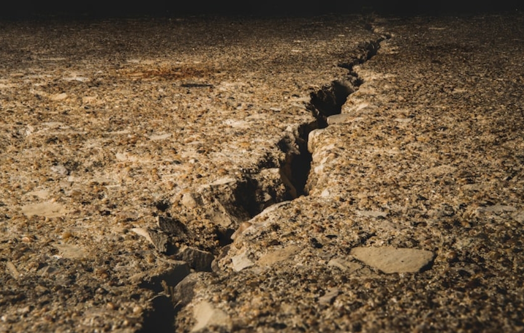 Mengenal lempeng tektonik Indonesia, penyebab gempa dan gunung api, lengkap dengan penjelasan ilmiah dan dampaknya bagi Nusantara