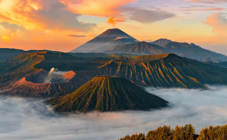 Ramalan letusan Gunung Semeru viral disebut bisa picu gempa dan Pulau Jawa terbelah. Benarkah? Simak fakta dan penjelasannya.