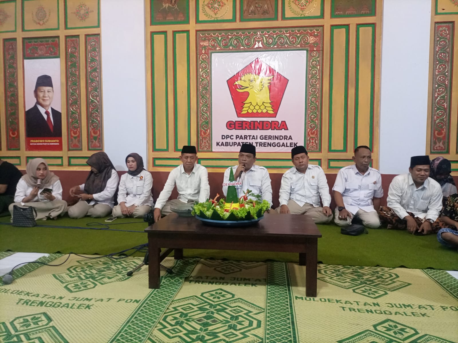 Pelaksanaan tasyakuran DPC Partai Gerindra Trenggalek dalam rangka HUT ke 18 Partai Gerindra yang diisi dengan berbagai kegiatan sederhana, Rabu (11/2/2026).