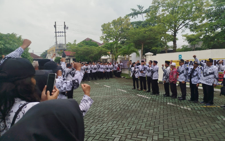 TAK SAMA TUNTUTAN: Awang ketika mendengar pembacaan putusan oleh majelis hakim di PN Trenggalek, kemarin.