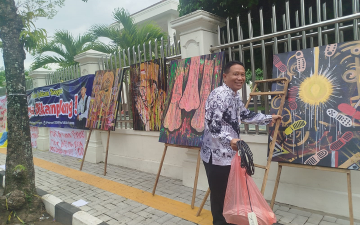 EKSPRESI DIRI: Tujuh lukisan karya korban Eko Prayitno yang dipamerkan ketika pembacaan putusan di PN Trenggalek.