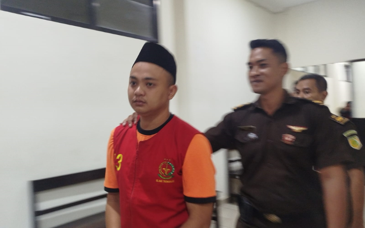 Terdakwa Awang Kresna Aji Pratama (tengah) didampingi kuasa hukumnya usai menjalani sidang putusan kasus penganiayaan guru SMPN 1 Trenggalek di PN Trenggalek, Selasa (10/2).