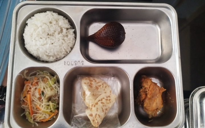 Petugas Dinkesdalduk KB Trenggalek memeriksa sampel MBG Trenggalek yang diduga basi sebelum diuji di Labkesda.