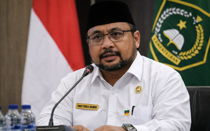 Mantan Menteri Agama Yaqut Cholil Qoumas saat memberikan keterangan pers ketika menjabat, kini mengajukan praperadilan terkait kasus kuota haji 2023-2024.