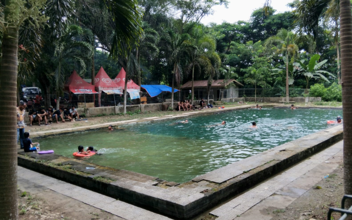 SEJUK: Kolam renang alami Pemandian Tapan, di Desa/Kecamatan Karangan, masih menjadi primadona warga Trenggalek.