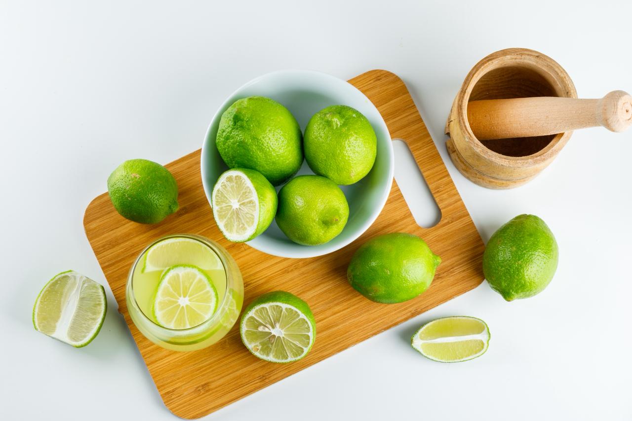 Perbedaan jeruk nipis dan lemon untuk kesehatan, dari manfaat, mitos, hingga efek samping yang perlu diperhatikan.