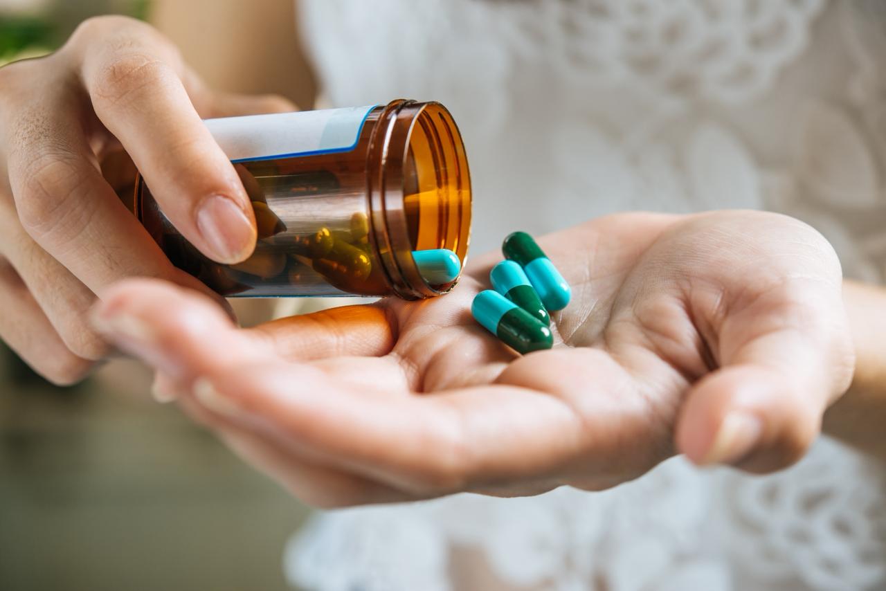 Daftar obat sakit gigi paling ampuh di apotek beserta dosis dan tips meredakan nyeri gigi dengan aman.