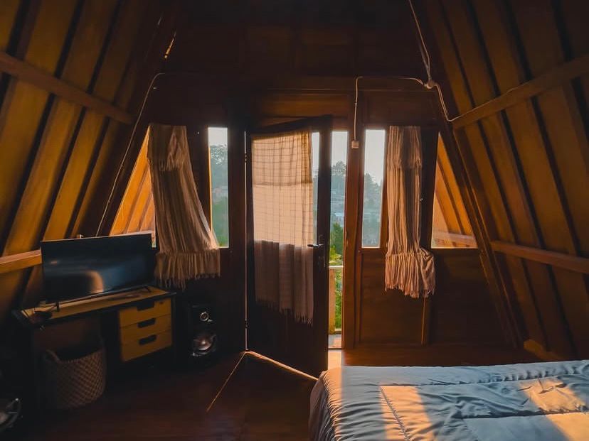 Review Villa Langit Arunika Puncak, villa kayu estetik Rp600 ribuan dengan view gunung, kolam renang, dan fasilitas lengkap.