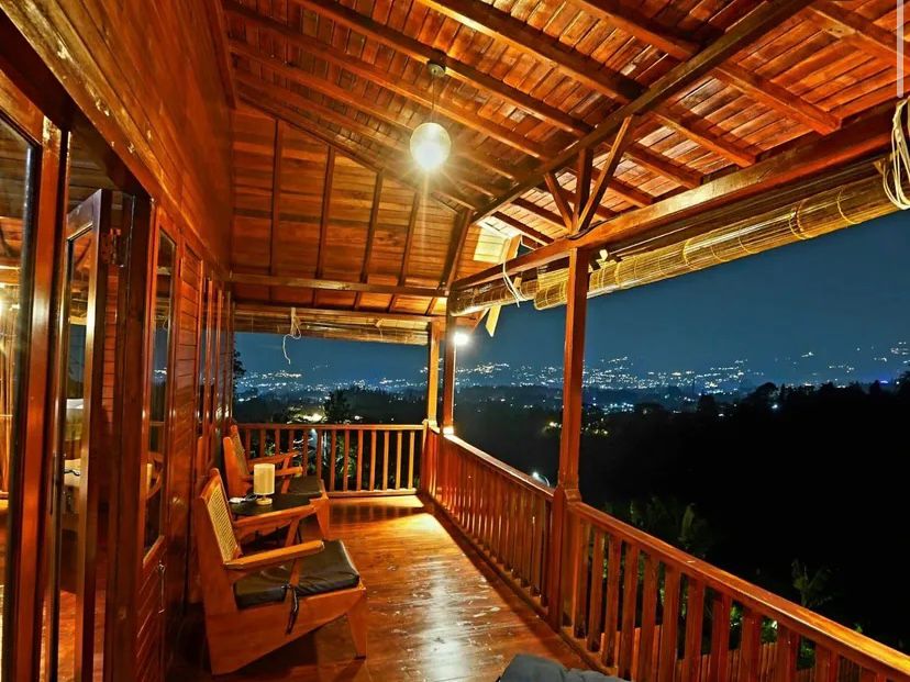 Review Savilla Cisarua Bogor, hidden gem staycation dengan glamping, luxury villa, infinity pool, sunrise view, dan akses mudah.