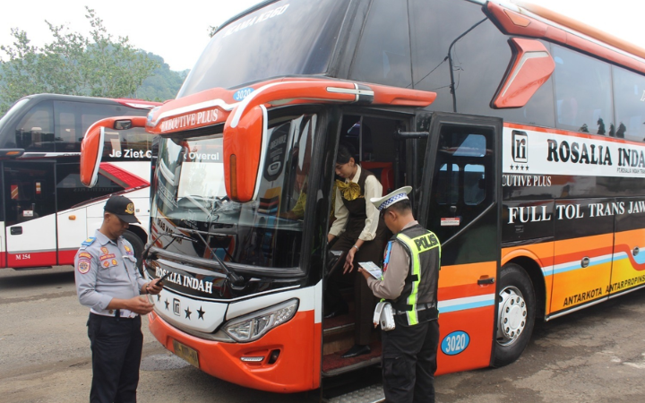 PATUHI ATURAN: Anggota Satlantas Polres Trenggalek mengecek kondisi bus untuk memastikan sesuai spesifikasi.