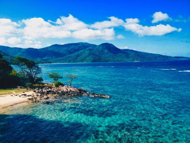 7 tempat wisata Karimun Jawa wajib dikunjungi, dari Pantai Bobi, Bukit Love hingga Pulau Menjangan Kecil. Cek daftarnya