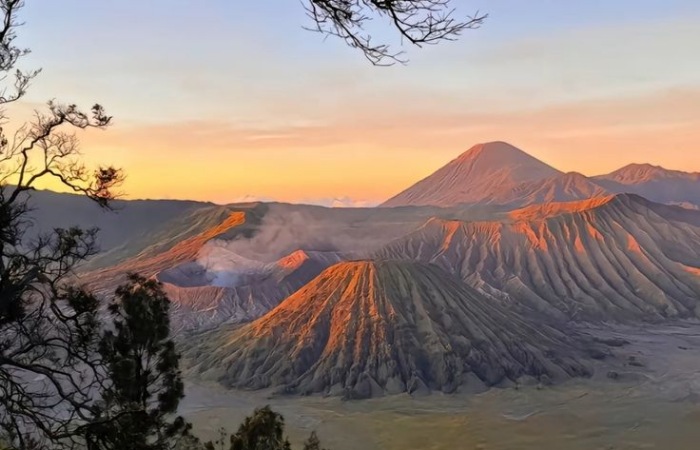 Simak 10 tempat wisata di Indonesia yang mendunia, dari Raja Ampat hingga Bali, destinasi impian wisatawan dunia.