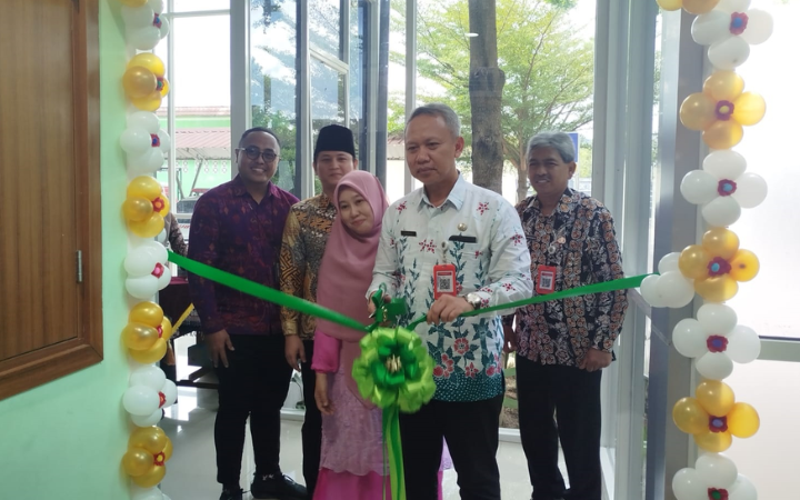 LEBIH BAIK: Plt Direktur RSUD dr Soedomo Trenggalek, dr Saeroni, didampingi Bupati Trenggalek Mochammad Nur Arifin, Sekda Edy Soepriyanto, Perwakilan PT SMI dan BMM penggunting pita peresmian.