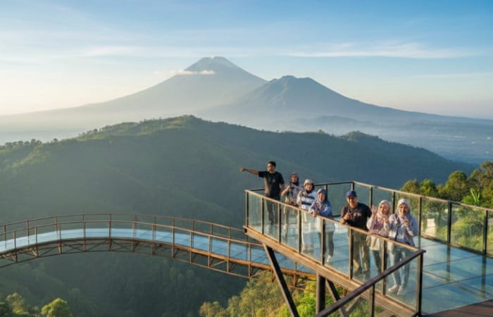 10 tempat wisata di Magelang terbaru dan paling hits 2025, dari Nepal Van Java hingga Swarga Bumi yang Instagramable.