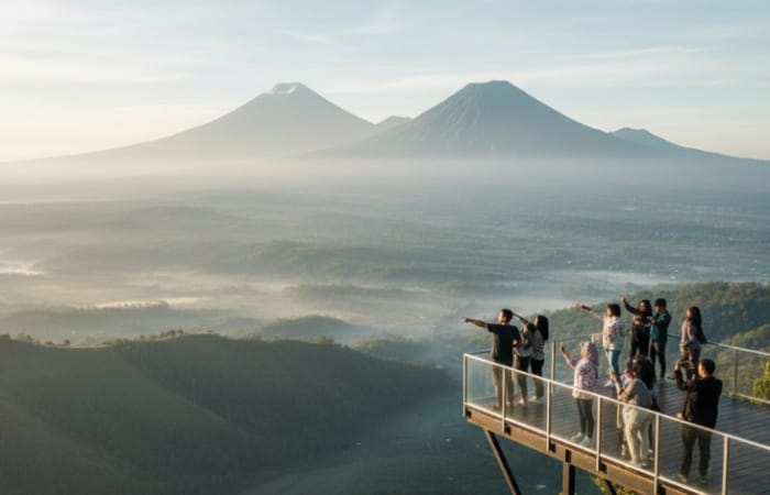 6 tempat wisata di Magelang dengan view terbaik 2025, dari Negeri Sayur hingga Nepal Van Java yang Instagramable.