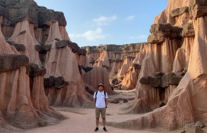 7 wisata Bangkalan Madura paling populer, dari Bukit Kapur Arosbaya hingga Pantai Siring Kemuning yang unik dan instagramable.