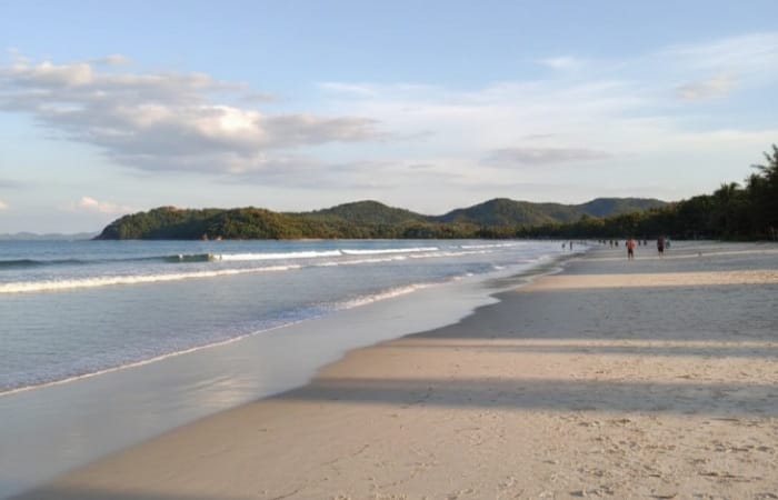 15 wisata Bangkalan Madura paling hits, dari Bukit Kapur Arosbaya hingga Pantai Siring Kemuning yang instagramable.