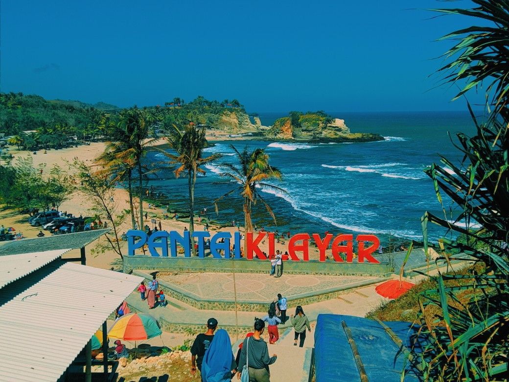 Pantai Kelayar Pacitan hadirkan Seruling Samudra dan panorama Layar Hill, destinasi favorit wisata pantai selatan.