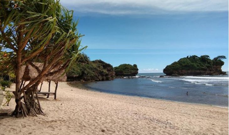 Pantai Watukarung Pacitan masuk Top 3 terpopuler, spot surfing, pasir putih bersih, dan sunset eksotis wajib dikunjungi.