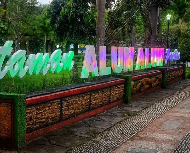 Alun-Alun Pacitan ramai jelang malam, kuliner susu jahe dan jadah bakar jadi favorit warga dan wisatawan
