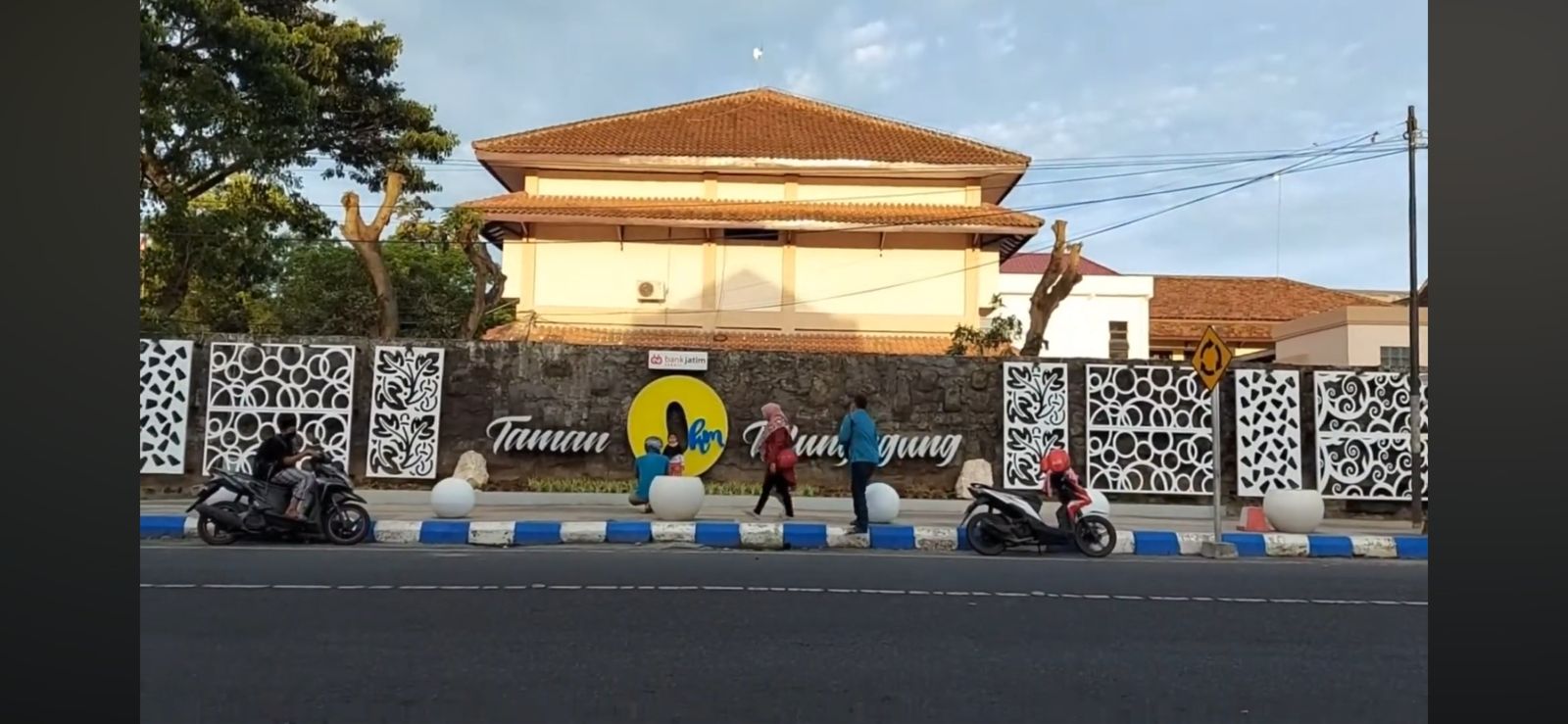 Taman 0 Km Tulungagung jadi ikon pusat kota dan penanda jarak antarwilayah yang kini ramai jadi spot nongkrong.