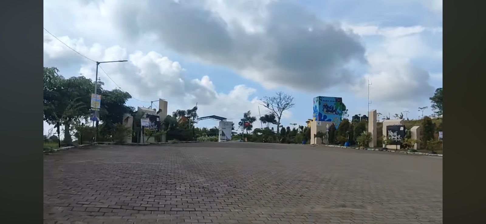 Pantai Midodaren Tulungagung tawarkan tiket Rp20.000 dengan camping ground, kolam renang, hingga glamping view laut.