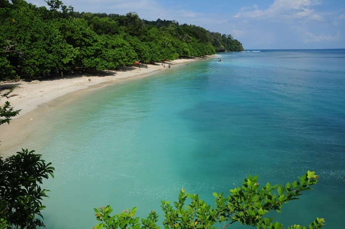 Liburan ke Karimun Jawa bareng keluarga, review hotel estetik, Pantai Bobi, dan tips naik kapal express terbaru!